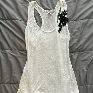 2000’s White Tank top With embroidery & lace flowers~ 🌹